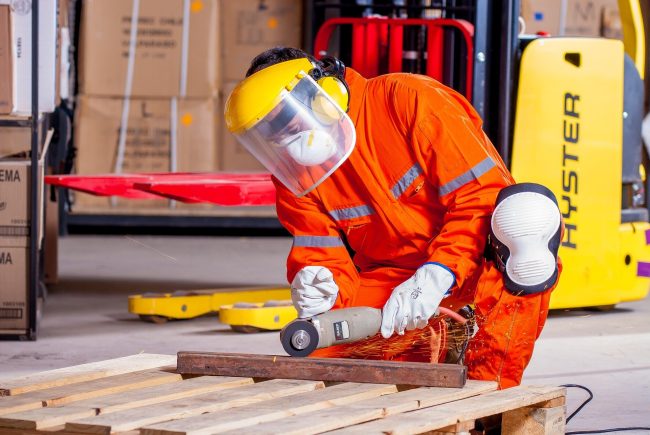 vêtements de sécurité portés par un employé